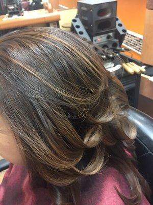 Highlights with C-shape curls.