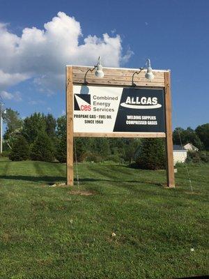 Sign at beginning of driveway entrance