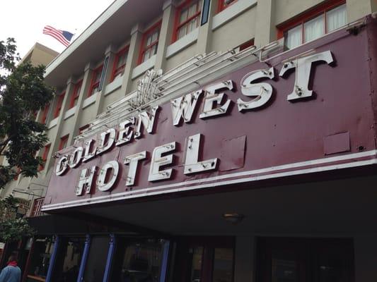 I never noticed this hotel. It's right behind the Horton Plaza. I built in  1912 to provide housing for Mr. Spreckels workers.