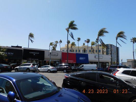 The main street of La Jolla that has so many expensive stores and yet there is no stores with low prices.