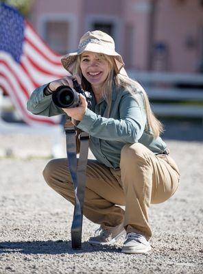 Lisa Thomas DuFresne doing portraits at a Wellington farm