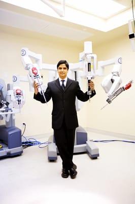 Dr. Bobby with the Da Vinci Robot