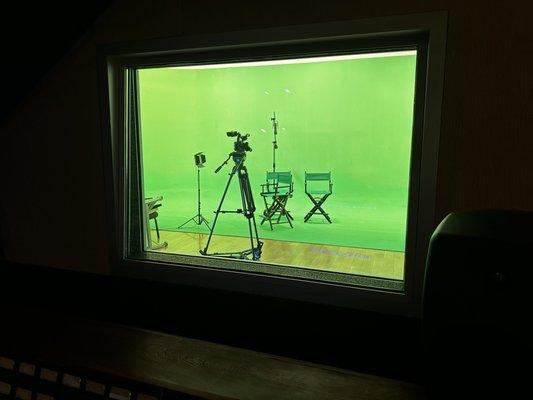 Huge green screen room with video tracking and up to 4 camera capture