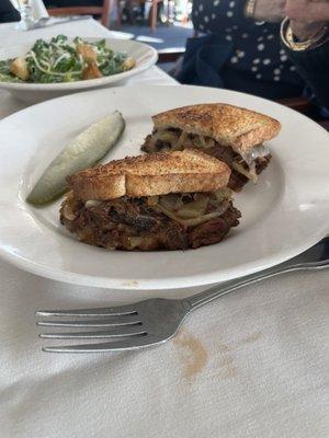 Beef tip grilled cheese sammich