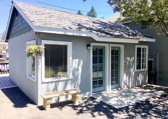 You can walk in and out of the garden from the back door on this suite.