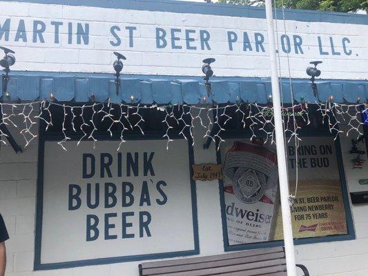 This "beer joint" was established in 1947.