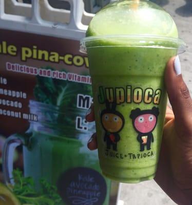 American Eagle: spinach, kale, mango, banana, coconut milk Pure deliciousness!