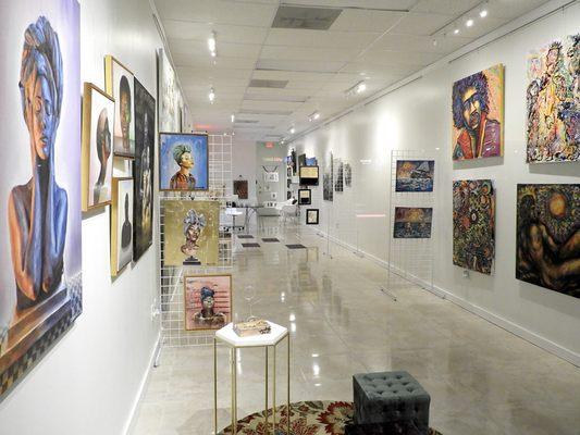 General overview of the exhibiting area of the gallery.