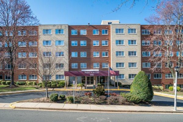 200 N Maple #213 Fall Church, VA 22046 sold by The Oliva Home Group! Awesome Park Towers Condo!