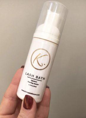 Lash bath cleanser comes with a full set of lash extensions